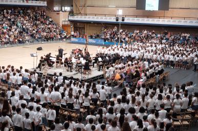 Un miler d'infants omplen el Pavelló Olímpic per homenatjar la ballarina Roseta Mauri durant la cantata del "Fem Coral"